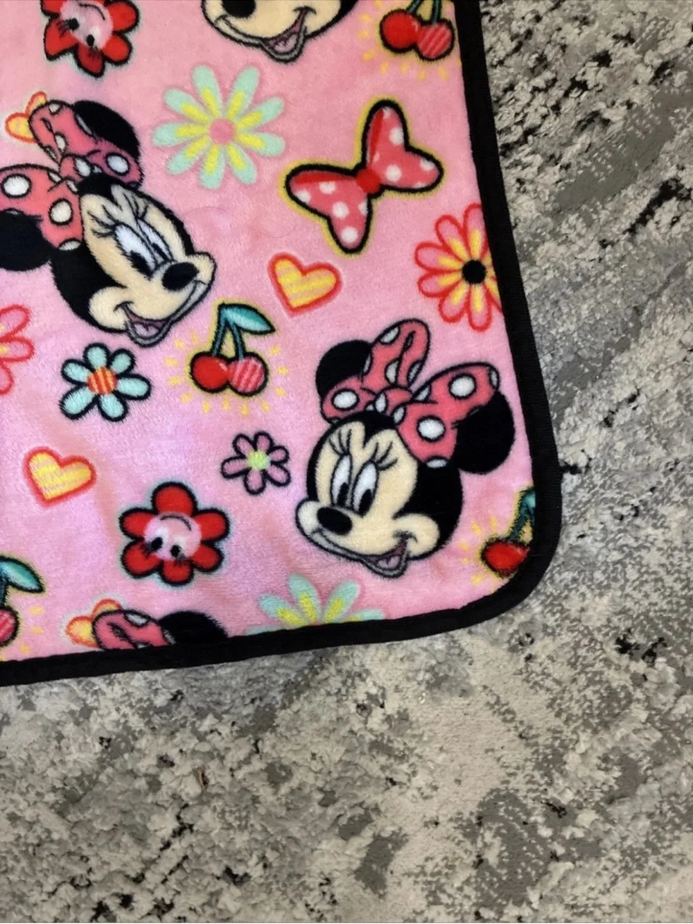 Disney Pink Minnie Mouse Patterned Plush Throw